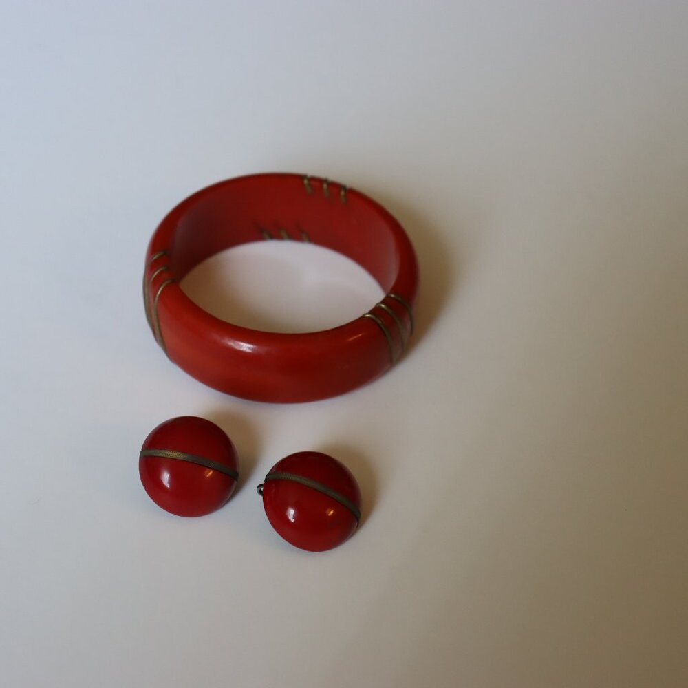 Vintage Bakelite Tomato Red with Brass Wire Accents Bangle and Earrings